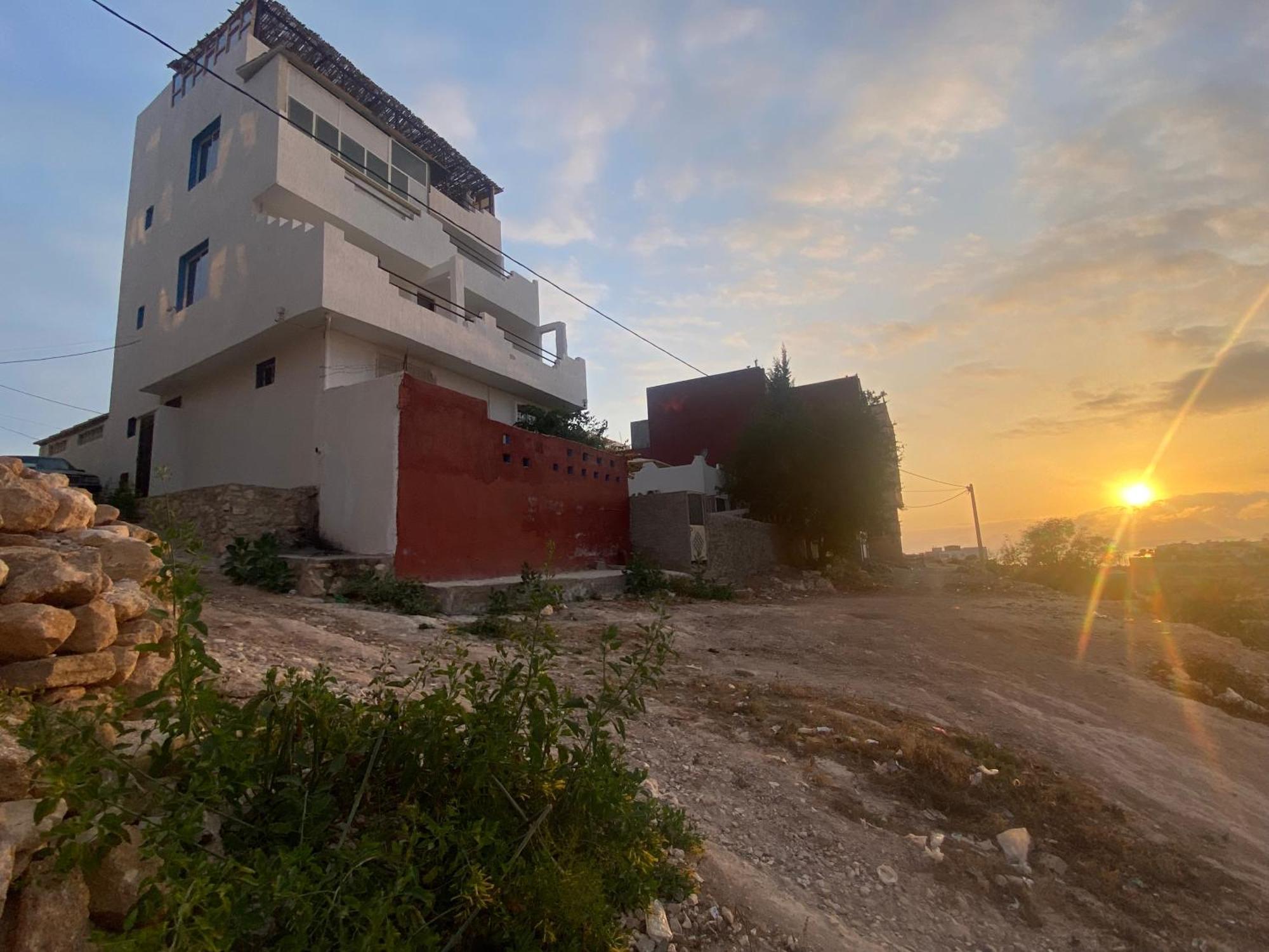 Отель Red Carpet Surf Camp Sea, Mountain & Garden Escape Tamraght Экстерьер фото